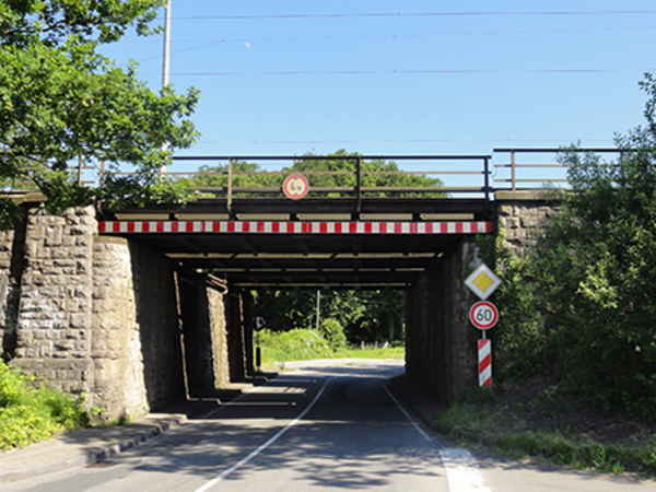 Zu sehen ist eine Brücke Höhe Bielefeld, die über eine Straße führt. 